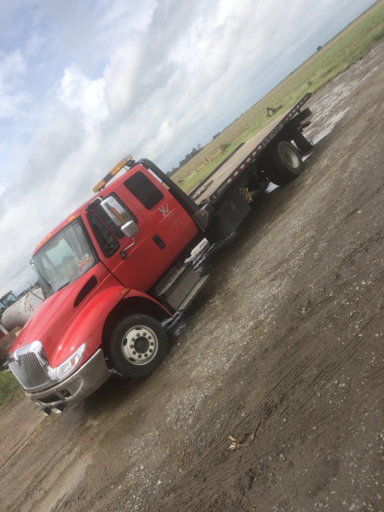 My newest part timer Running rollback on the side. Chains-binders-Jhooks &amp; grease, watch <a href="/Hilary_TV/">Hilary Hunt</a> go Roadside &amp; winchin’em out deep!  #XhogWreckerRoadside