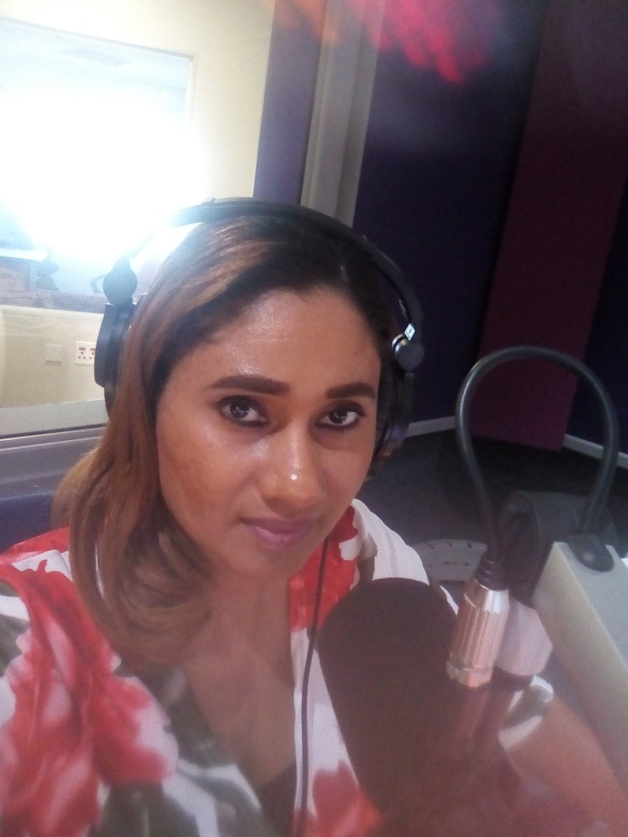cathymalejane's tweet photo. Mic check. One. Two. Gearing up for this coming week... Happy Sunday. #VillageGirl #FollowingMyPassion #WarmthAndFuzz #DiyChick #McOfNote https://t.co/C8MPq3aBof