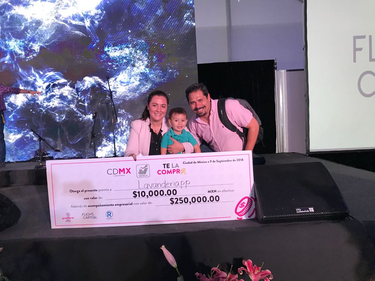 SedecoCDMX's tweet photo. En #ExpoPymes2018 entregamos los premios de #TelaCompro, concurso de emprendedores innovadores https://t.co/sqnI90XtWl
