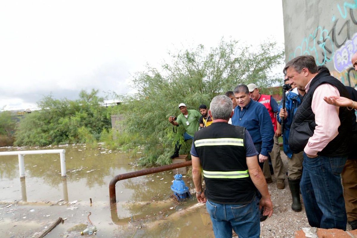 mrikelme's tweet photo. Con el Director de #CONAGUA acudimos a checar el nivel de la laguna de regulación en la Col. Santiago Ramírez, el día de mañana buscaremos junto al municipio instalar más bombas para desaguar las colonias afectadas en #Torreón https://t.co/PkuzQ9MFrD