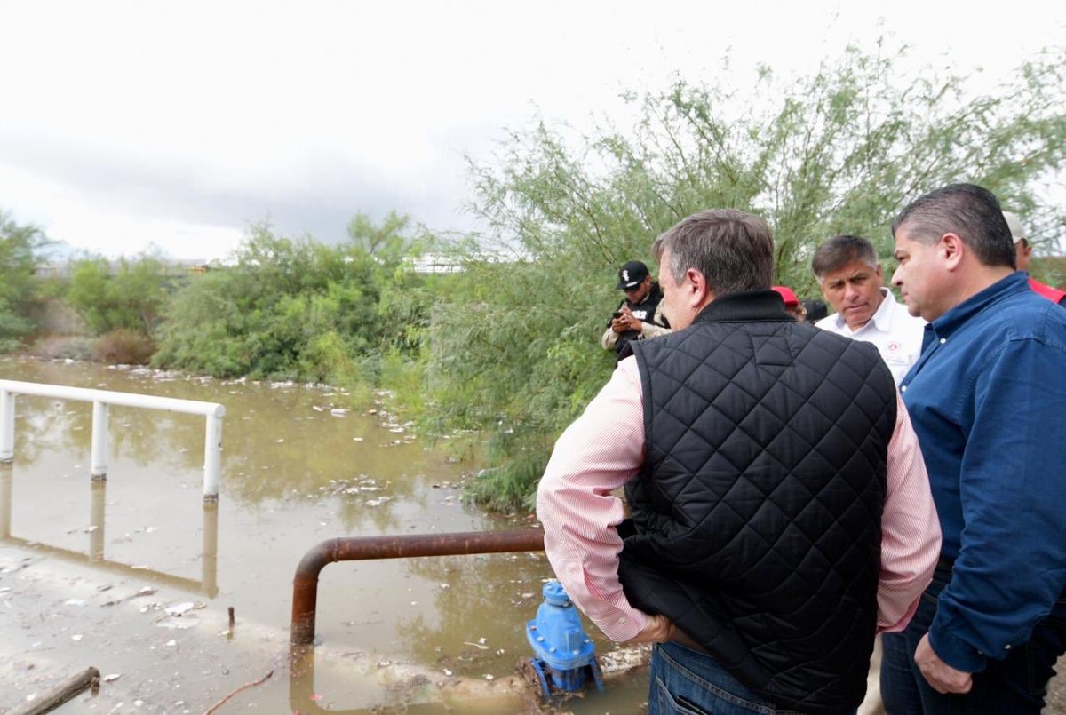 Con el Director de #CONAGUA acudimos a checar el nivel de la laguna de regulación en la Col. Santiago Ramírez, el día de mañana buscaremos junto al municipio instalar más bombas para desaguar las colonias afectadas en #Torreón