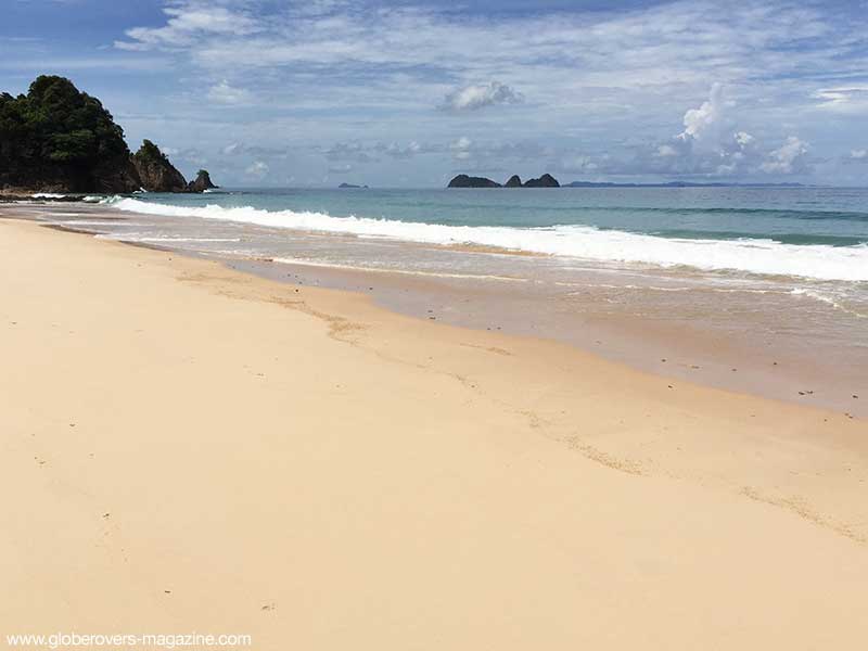 GlobeRovers's tweet photo. Beaches where your footprints will be alone for days! Book your trip to this unspoiled paradise. Read my review and you will be convinced! https://t.co/qKdfsT8zxK … @WaAleResort #travel #IslandLife #waaleislandresort #luxuryresort #mergui #paradise #beaches https://t.co/umhrDYzKBr