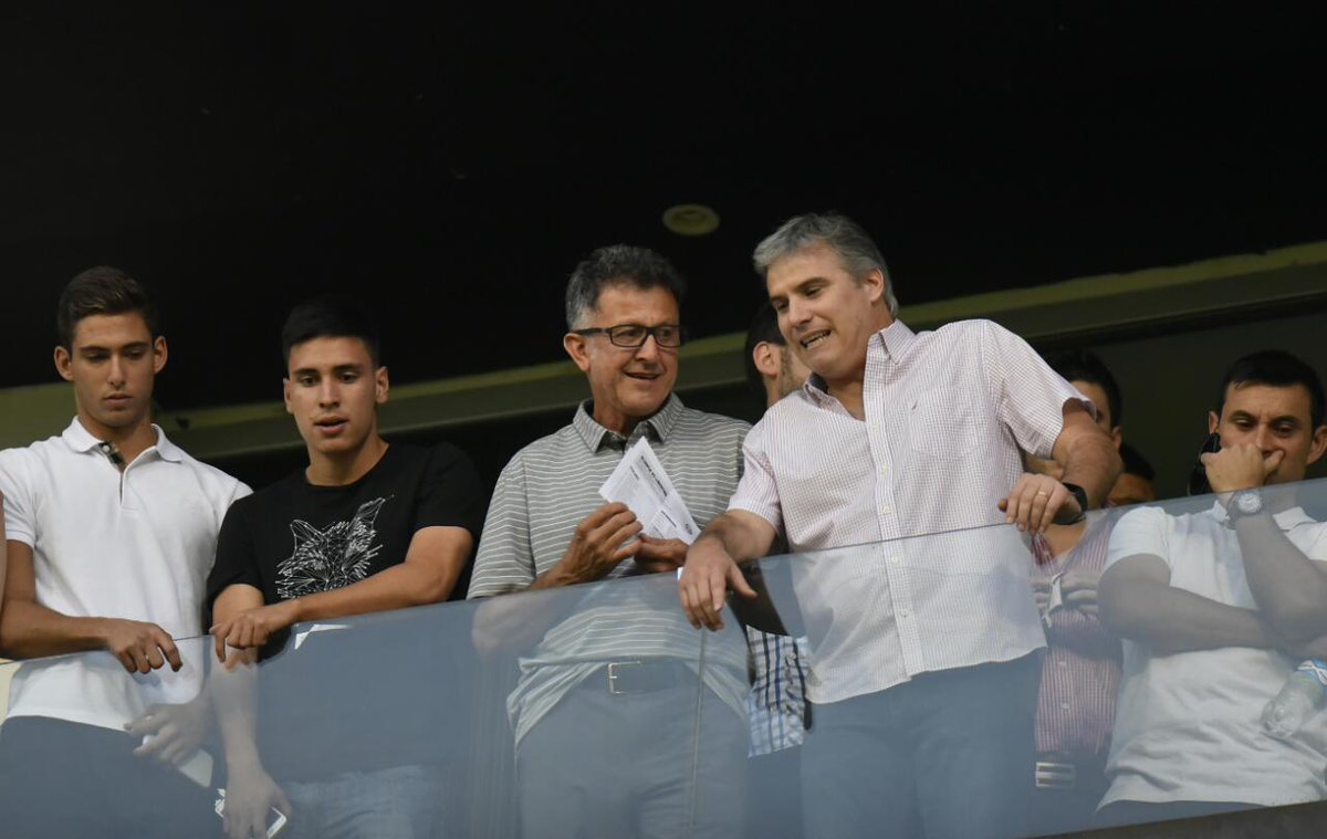 deportereypy's tweet photo. Osorio en el Bosque de Para Uno
El técnico de la selección, Juan Carlos Osorio, estuvo presente en el estadio Manuel Ferreira para observar el clásico blanco y negro Olimpia vs Libertad
#DRPY https://t.co/bZLpUe5bbz
