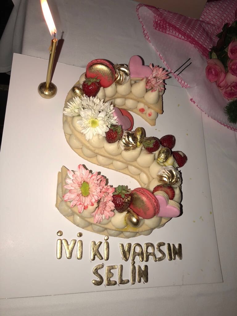 TÜLİN ÜRKER (@tulinurker) on Twitter photo Prenses kızım👸🏻sen hep mutlu ol💕🎁🎈🎉🎂 <a href="/Es_Selin/">Selin Ürker</a> #selinimindoğumgünü #iyikidoğdunkızım 😘❤️ Prenses kızım👸🏻sen hep mutlu ol💕🎁🎈🎉🎂 <a href="/Es_Selin/">Selin Ürker</a> #selinimindoğumgünü #iyikidoğdunkızım 😘❤️
