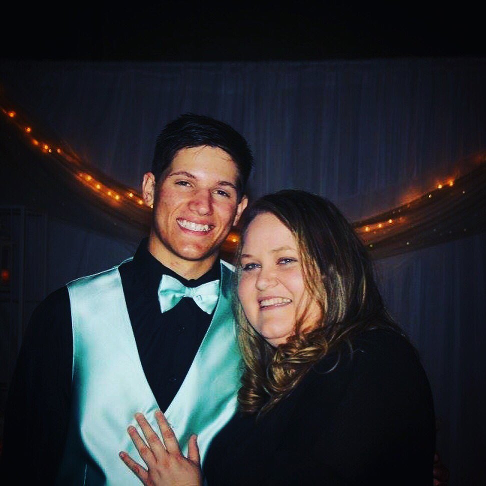 BFenixStream's tweet photo. Love the support from my mother! Everyday pushing me to be the best in school and even in streaming! Btw guys stream at 8:30 central time! Tune in https://t.co/UP4eLr4yyj