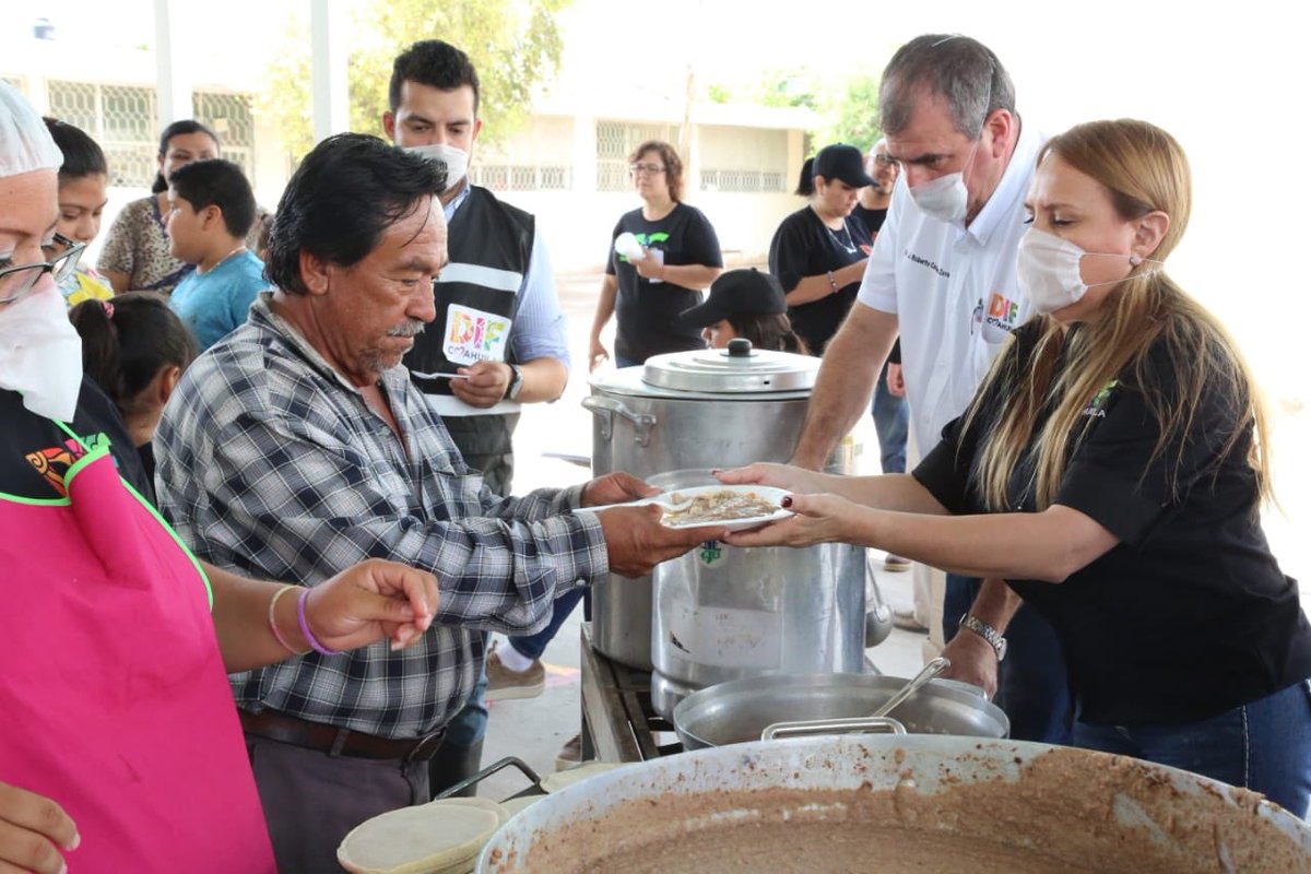 mrikelme's tweet photo. El @DIFCoah encabezado por mi esposa Marcela Gorgón, ha habilitado un comedor comunitario en la Col. División del Norte para atender las zonas más afectadas de #Torreón por la contingencia provocada por las lluvias, brindando alimentos calientes a las familias más necesitadas. https://t.co/hjvRIu5QCm