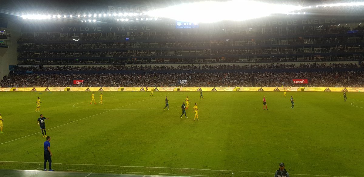 JPierreVincent's tweet photo. #CAMPECU @CSEmelec 1 vs #Barcelona 0. Golazo #NicolasQueiroz 4' PT. Jugada ofensiva azul por derecha, pase lateral de #R.Caicedo a #Queiroz y mediante un lanzamiento #MisilTierraAire #30mts dispara y Anota en parábola ingresa al ángulo inf der, #Banguera VENCIDO! GOLAZOOO @Emelec https://t.co/P60C3hSEwo