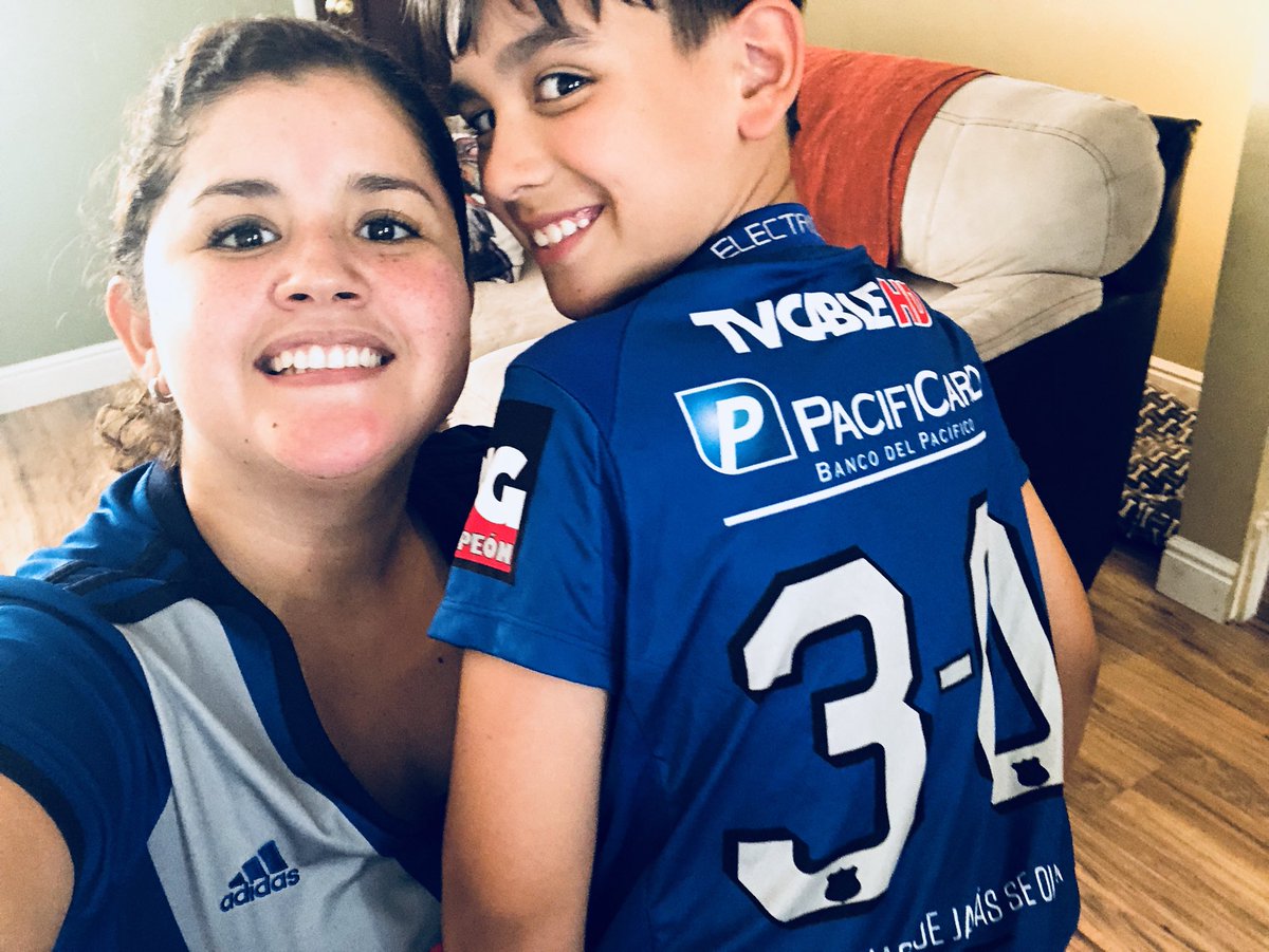 jennyarce_us's tweet photo. Vamos vamos azules!!! #Emelec #VamosAzules #ComoLeGustaAlPavo https://t.co/AEncYNhUbB