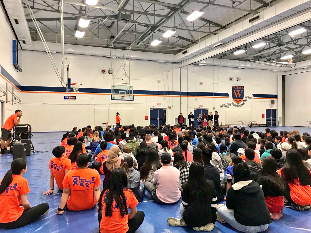 PrincipalGLi's tweet photo. Student Liaison Officer, @CstZhalovaga, leads the charge up Buckingham Hill; inspiring student engagement and healthy living. #Easy29 Next up, YYJ42 @HazimTwt @RunningRoom https://t.co/TZRDt7RReU