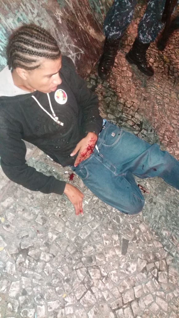 enioverri's tweet image. Renato Freitas, candidato a deputado estadual pelo PT, foi alvejado com balas de borracha pela Guarda Municipal agora a noite em Curitiba enquanto panfletava.