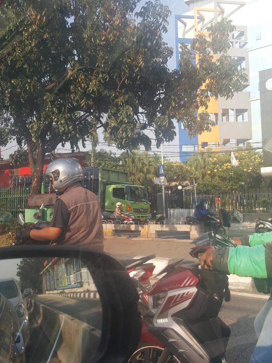 Depan gedung gramedia ada truk galon mogok <a href="/TMCPoldaMetro/">TMC Polda Metro Jaya</a>
