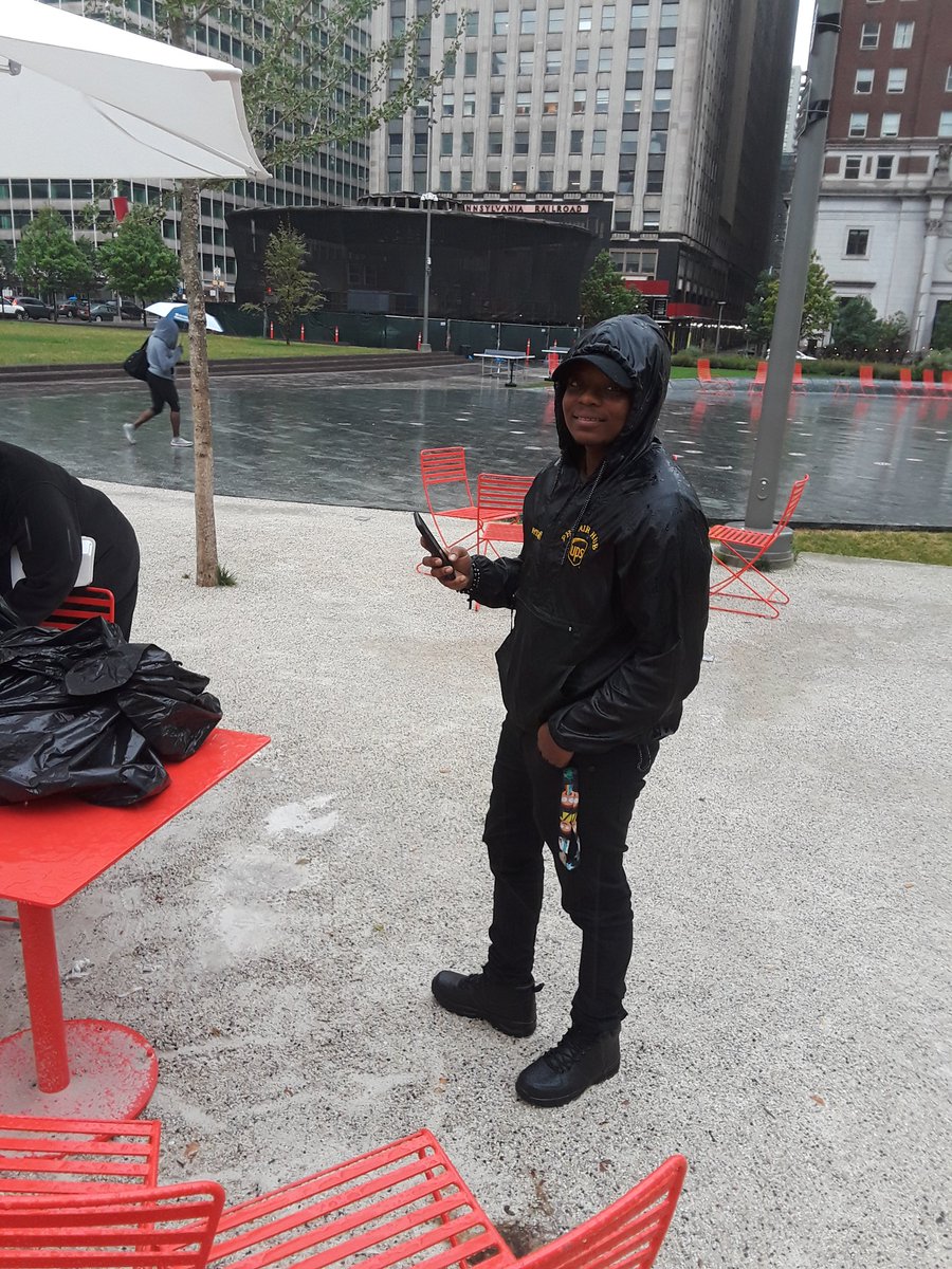 BrownDenelle's tweet photo. Rain and all.. we are still here to serve... thanks @land441 for sharing the same passion of putting people 1st.. #FeedingTheLessFortunate #Servants #StillReppingUPS https://t.co/bSyRal9Vw0