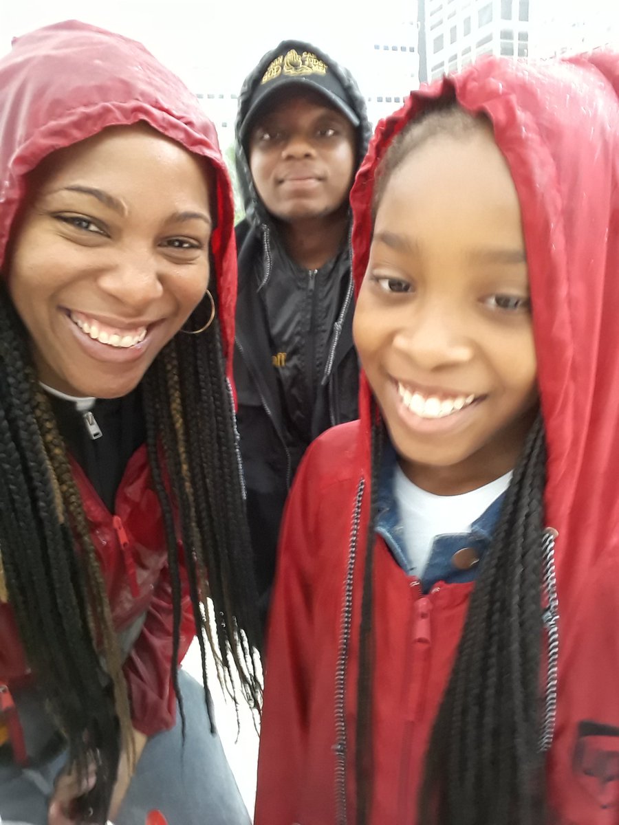 BrownDenelle's tweet photo. Rain and all.. we are still here to serve... thanks @land441 for sharing the same passion of putting people 1st.. #FeedingTheLessFortunate #Servants #StillReppingUPS https://t.co/bSyRal9Vw0