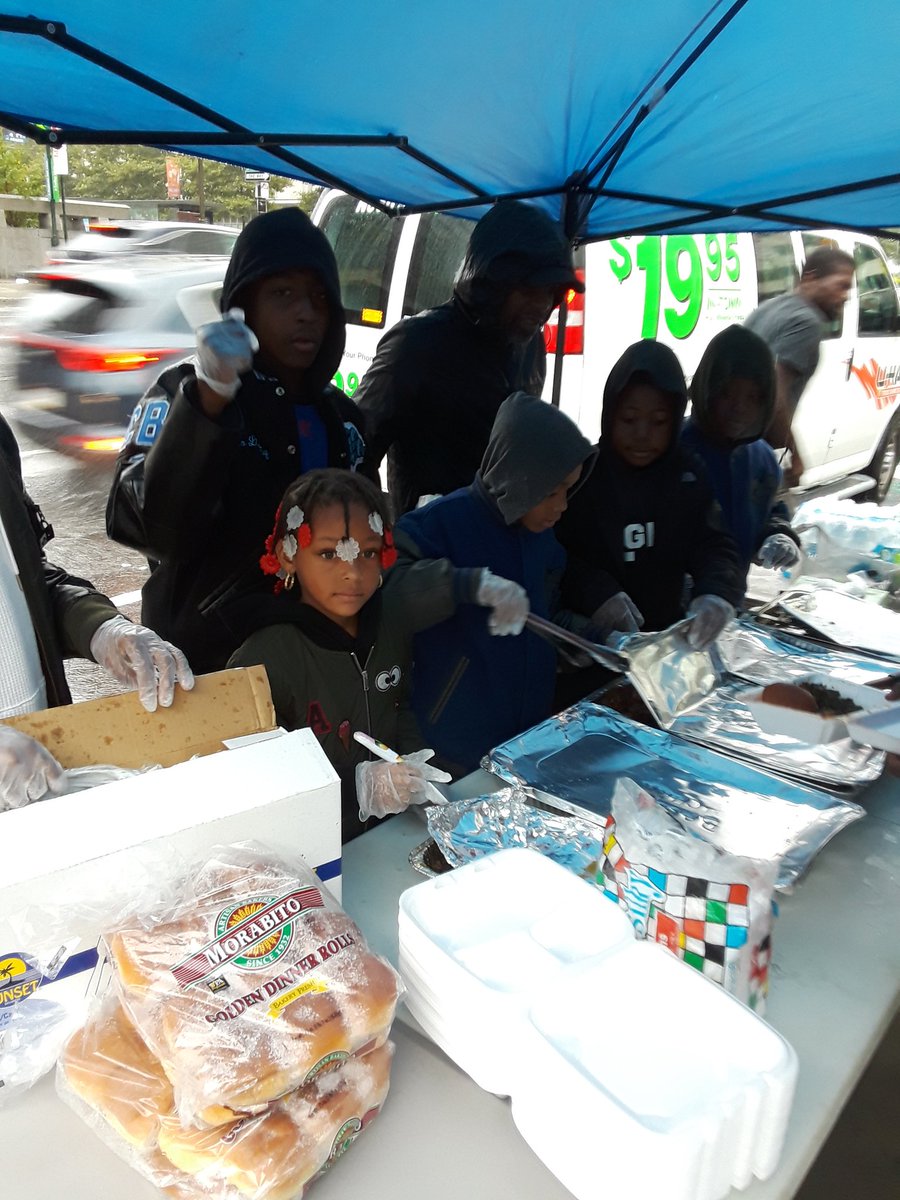 BrownDenelle's tweet photo. Rain and all.. we are still here to serve... thanks @land441 for sharing the same passion of putting people 1st.. #FeedingTheLessFortunate #Servants #StillReppingUPS https://t.co/bSyRal9Vw0