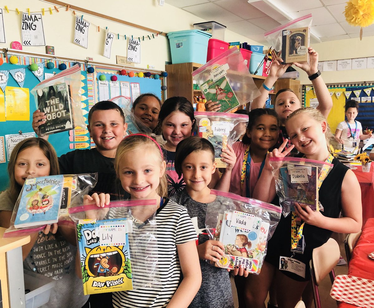 lauramossa's tweet photo. @GrangeES’ Mrs. Slater is such a great #bookhost! Her Gr. 4 Ss enjoyed a book tasting to explore different genres in their classroom library & then choose books for independent reading! @focusedin4th #grangereads @BCPS_ELA https://t.co/oUDIAbCPHS