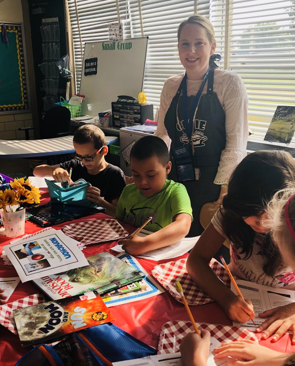 lauramossa's tweet photo. @GrangeES’ Mrs. Slater is such a great #bookhost! Her Gr. 4 Ss enjoyed a book tasting to explore different genres in their classroom library & then choose books for independent reading! @focusedin4th #grangereads @BCPS_ELA https://t.co/oUDIAbCPHS