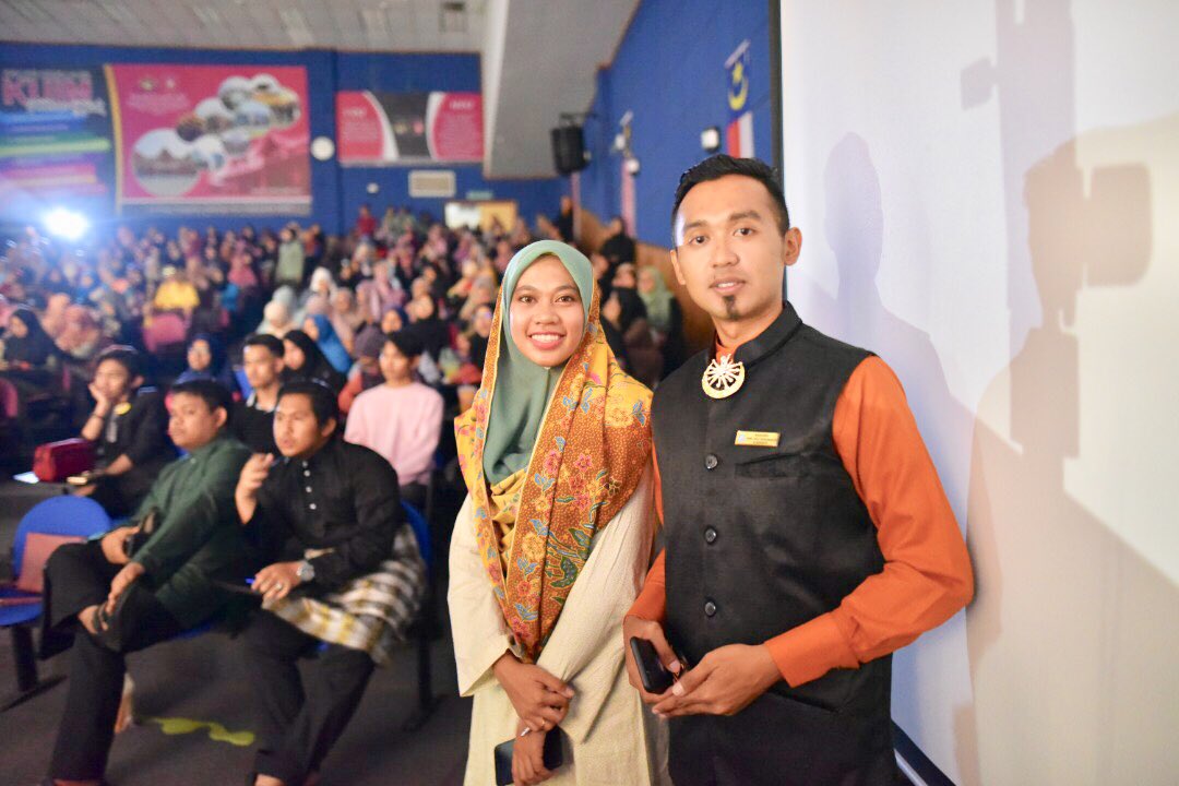 mppkuim's tweet photo. Semoga dengan inisiatif MPPKUIM1819 ini mampu menanam serta menghidupkan semula semangat dalam diri rakan mahasiswa supaya berusaha untuk menyayangi dan menghargai kemerdekaan bumi Malaysia 🇲🇾💕
Merdeka! Merdeka! Merdeka!
.
#sayangimalaysiaku 🇲🇾 https://t.co/OFujlYIDqh