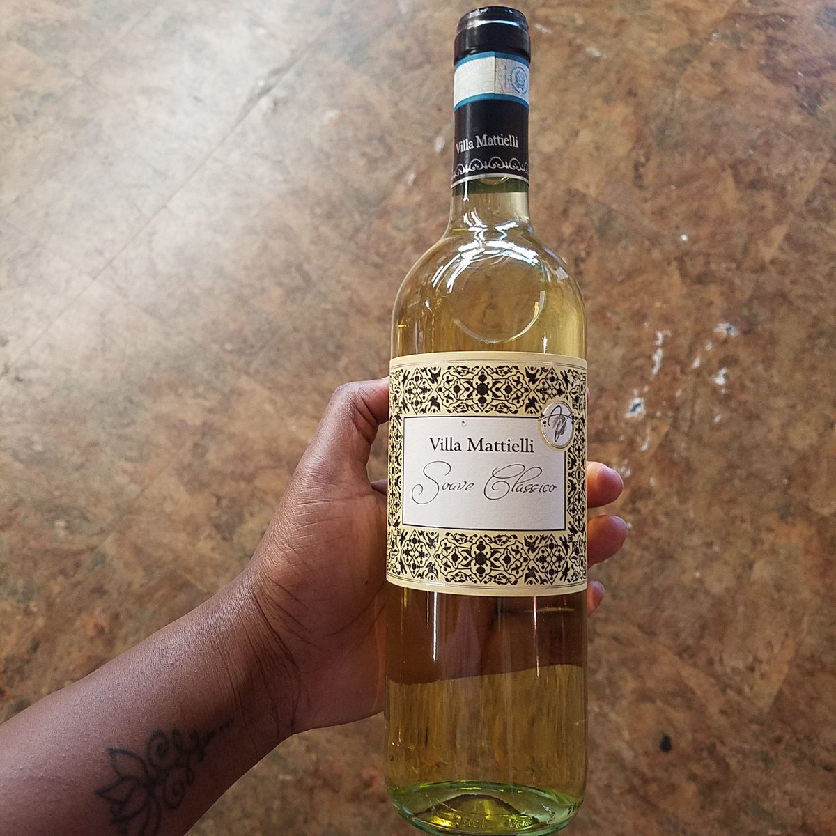Enjoy a easy drinking classic Italian white wine. This affordable classic soave is available now! 
.
.
.
#soave #italianwine #claasicitalian #wineexposamo #Notjustwine #wineexposamo