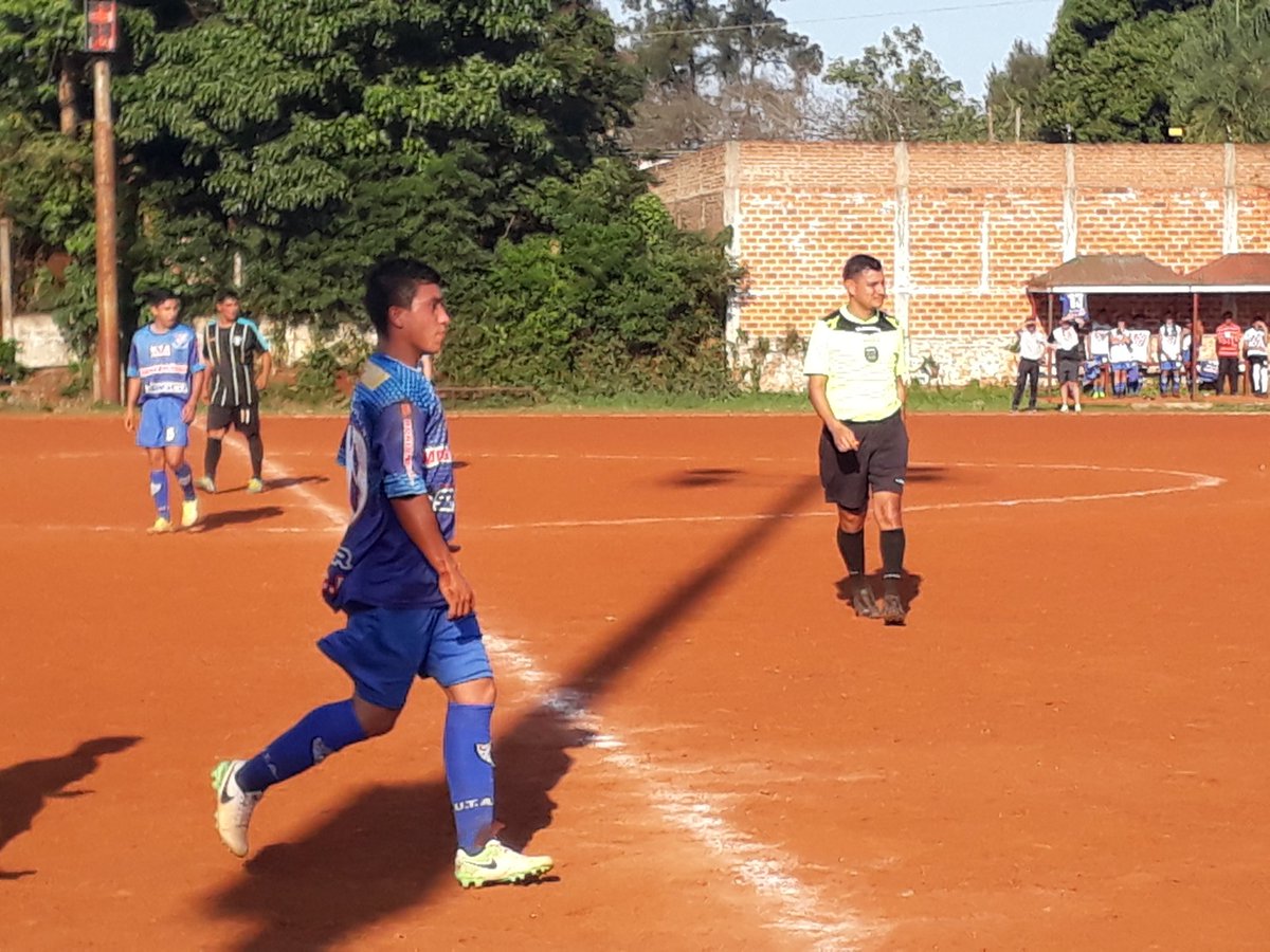 El jugador diferente de la Liga Posadeña Gastón Laucha Ortíz de Colectiveros. Gambeta en estado puro. Se divierte jugando. La pisa, la muestra, te encara. Que crack!