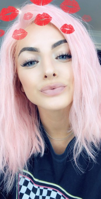 Pink hair babyyyy 🌸😝👩🏼&zwj;🎤🐷🧜🏼&zwj;♀️ https://t.co/VosABbTbtS<a href="/tag/coachella18"class="tags"><span>#coachella18</span></a>