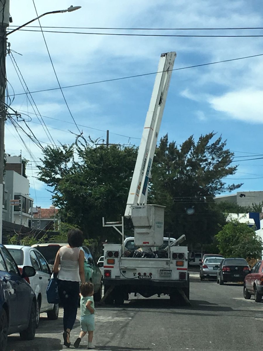 SandraBracho8's tweet photo. Vino @AlumbradoZap a @villasbelenes a restablecer el alumbrado público y adivina que @ZapopanGob @Linea_Zapopan no les pasaron el reporte Zapmx112419. https://t.co/xYYOyiH3UH