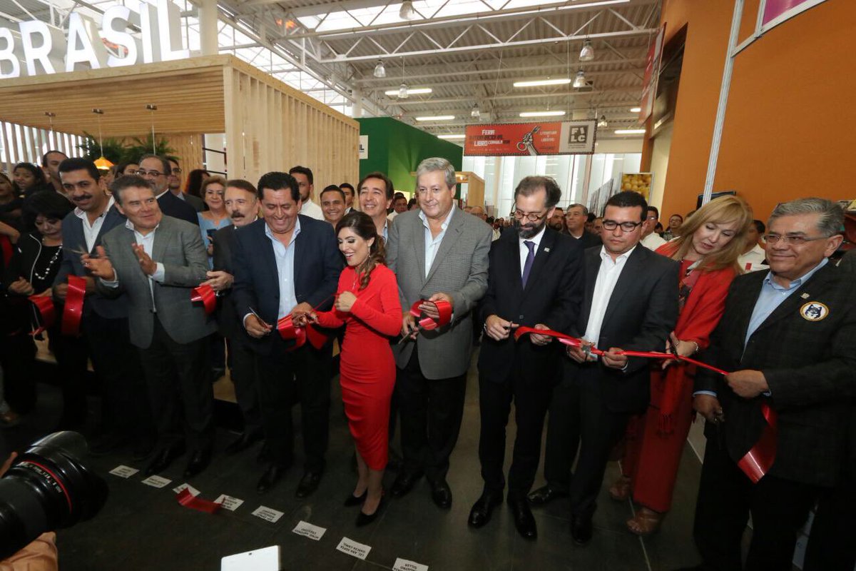 mrikelme's tweet photo. Hoy llevamos a cabo la inauguración de la Feria Internacional del Libro Coahuila 2018, donde Brasil fue el país invitado y Colima nos engalanó con su presencia. Agradezco a la Universidad Politécnica por su valiosa participación. https://t.co/etCkb0kMFm