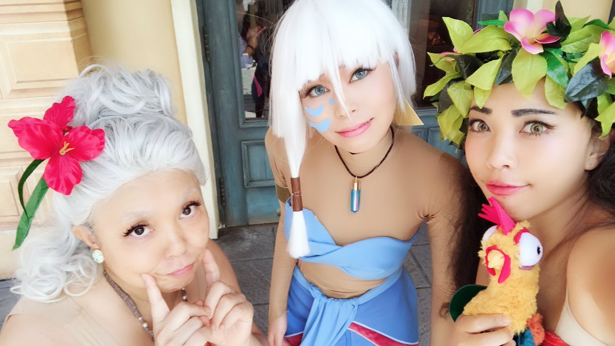ぴょん ディズニー仮装なう 今日はシーでモアナとタラおばぁちゃんと そしてアトランティスから急遽キーダが参戦 笑 Dハロ仮装