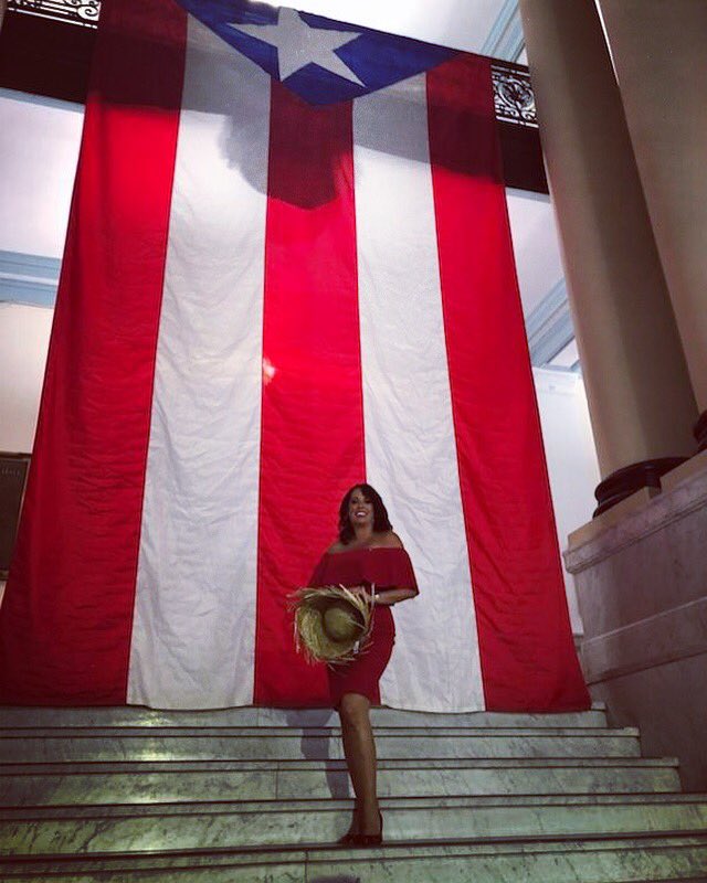 DeputyMayorJQ's tweet photo. Orgullosa de ver a nuestra bandera dentro de nuestra alcaldía de Newark. Nuestra bandera nos une en todas partes del mundo ya que cuando la vemos se nos incha  el pecho de orgullo y gritamos que lindo es poder decir que somos Puertorriqueños!!!!🙌🏻✊🏻❤️🇵🇷 https://t.co/KswXFNZrK1