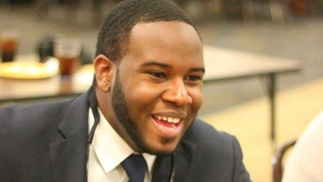 Newsweek's tweet photo. Police name white officer who fatally shot black neighbour after she mistook his apartment for her own https://t.co/k2AwZnIxvA https://t.co/PUbj3A5sID