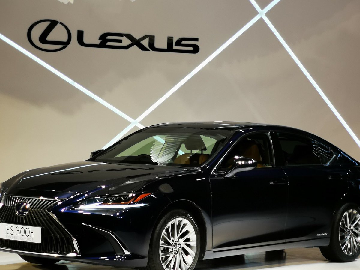 MacroTraveller's tweet photo. #AllNewLexusES The Sleek, Bold and stylish silhouette of the #LexusLife gives you the most exclusive seating, harmony in pandemonium launched in India at 59 Lakhs in Delhi #MTinDelhi #MacroTraveller #LexusLife #Travel #TTOT https://t.co/3irwsfSUjk