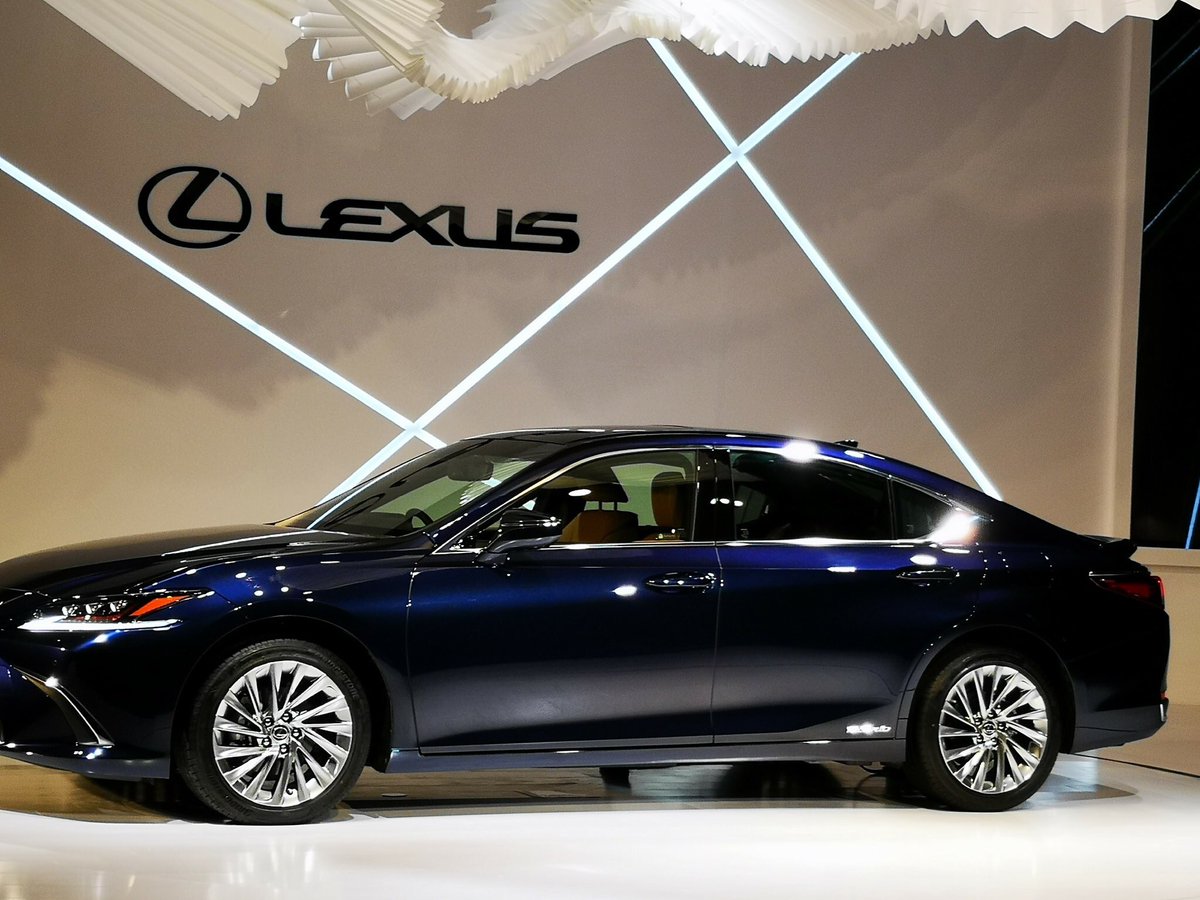 MacroTraveller's tweet photo. #AllNewLexusES The Sleek, Bold and stylish silhouette of the #LexusLife gives you the most exclusive seating, harmony in pandemonium launched in India at 59 Lakhs in Delhi #MTinDelhi #MacroTraveller #LexusLife #Travel #TTOT https://t.co/3irwsfSUjk