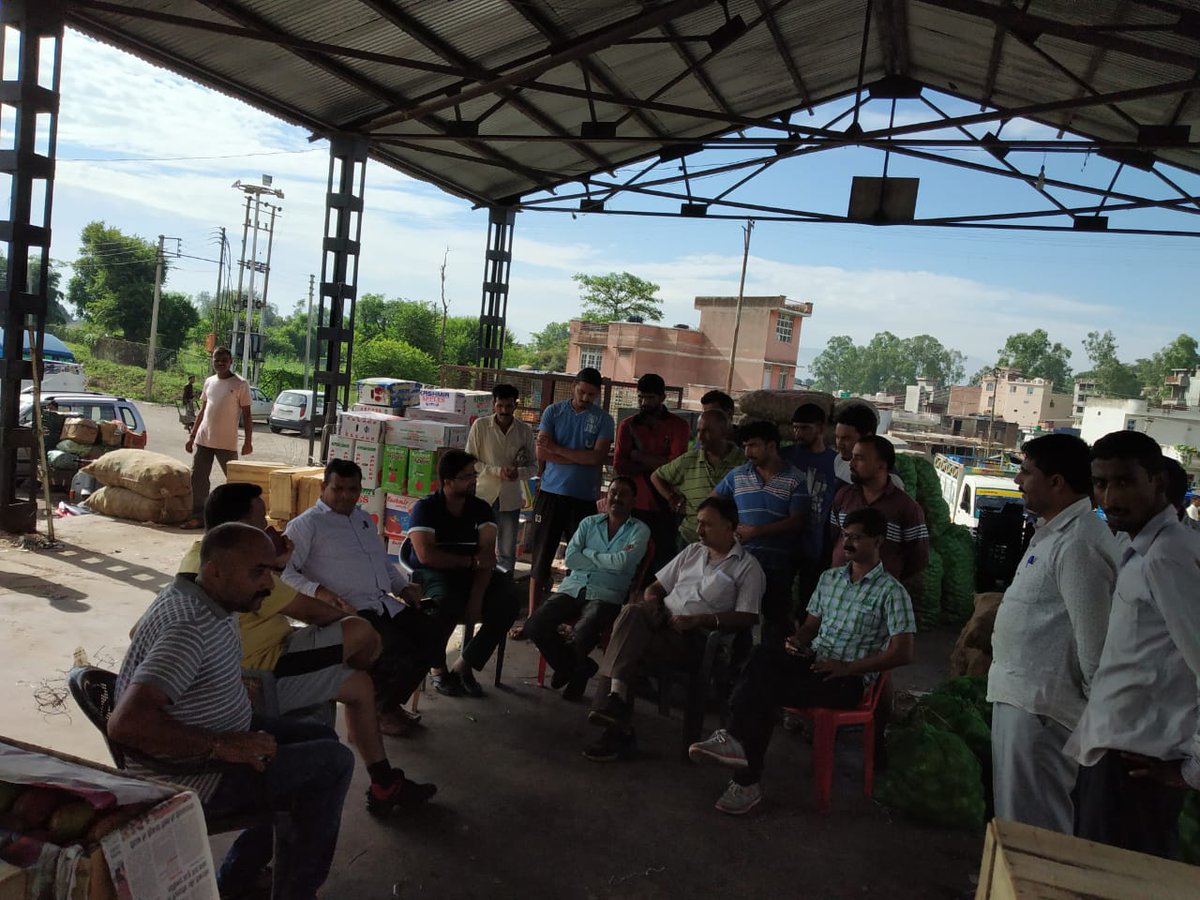 dhpm_jk's tweet photo. Assistant Grading &amp; #Marketing Officer along with Grading &amp; #Marketing #Inspector Udhampur conducted #awareness Programme regarding #NO #POLYTHENE #ZONE and Importance of #License under #JKAPMR Act at Fruit &amp; Vegetable #Market Udhampur. https://t.co/TUZRIL7nib
