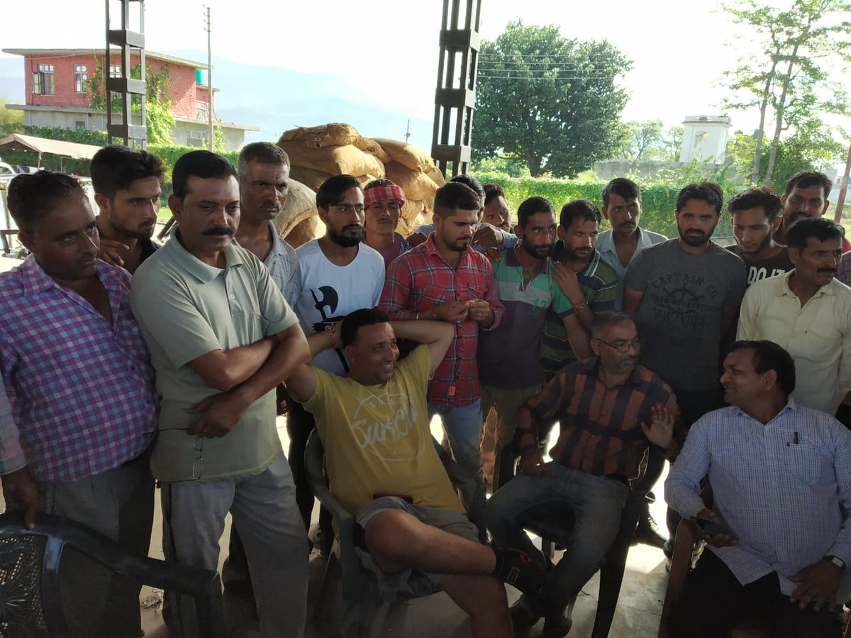 dhpm_jk's tweet photo. Assistant Grading &amp; #Marketing Officer along with Grading &amp; #Marketing #Inspector Udhampur conducted #awareness Programme regarding #NO #POLYTHENE #ZONE and Importance of #License under #JKAPMR Act at Fruit &amp; Vegetable #Market Udhampur. https://t.co/TUZRIL7nib