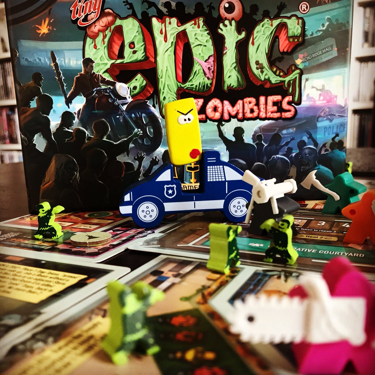 Spielfritte's tweet photo. „Surrrr surrrrr“ macht die Kettensäge und schnipp schnapp sind die Beine und das Köpflein ab. Auf dem Tisch liegt ein kleines großes Spiel. Tiny epic Zombies ist aufgebaut. Wird Zeit zusammen gegen die Untoten zu kämpfen und die Missionen zu erfüllen. #gamelyngames #itemeeples https://t.co/u4ep2xRjM0