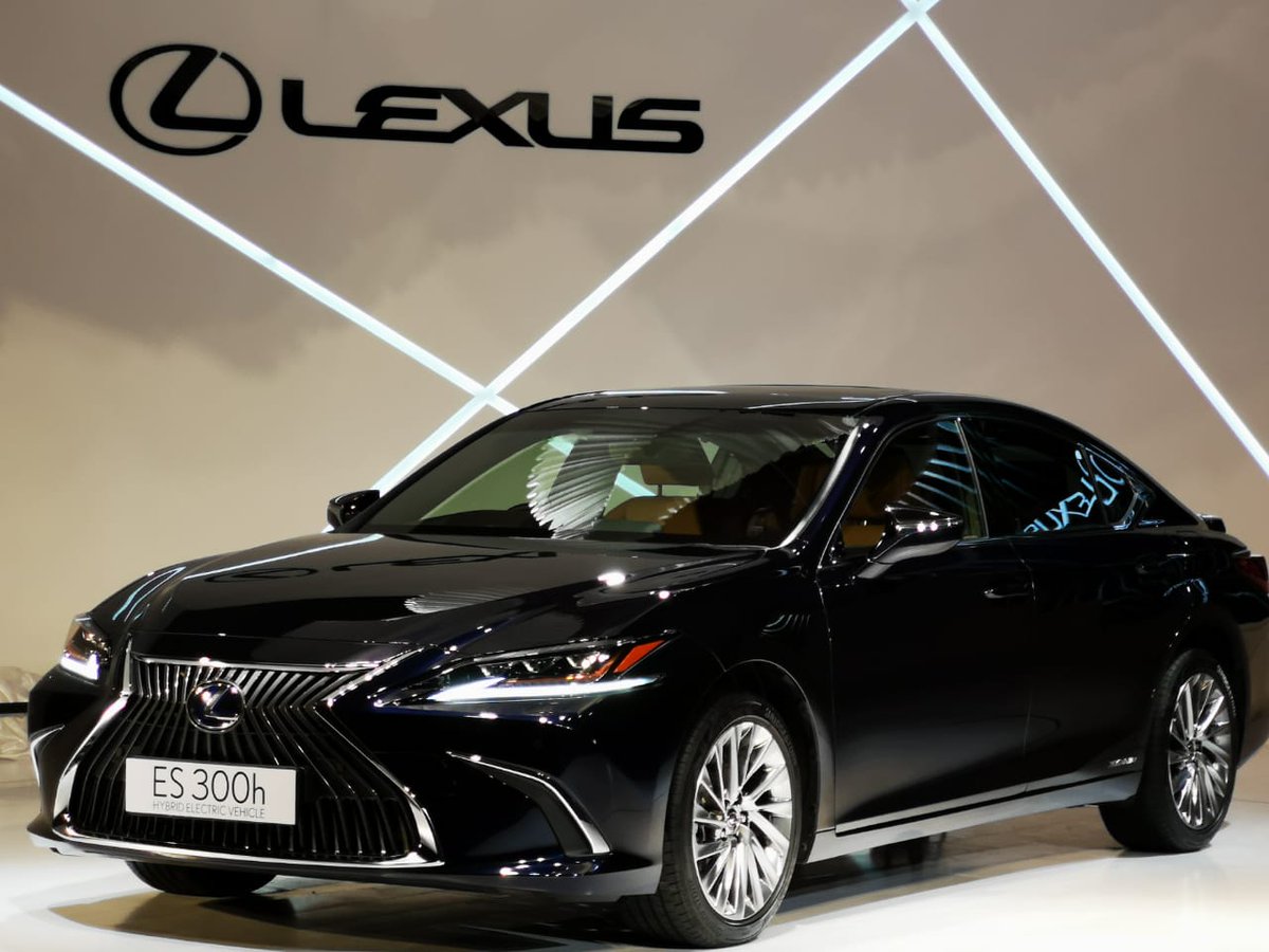 nithinkjose42's tweet photo. The rear LED lamps are beautiful than ever i see #AllNewLexusES
https://t.co/6itYIq9O8a https://t.co/aQSgfixfRl