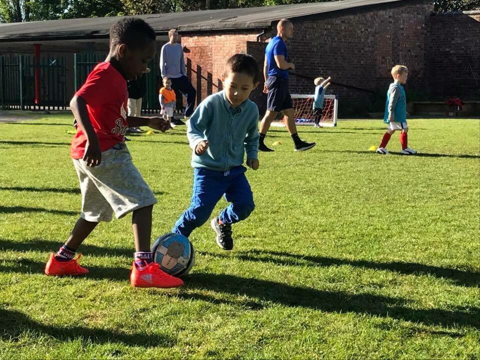 MiniKix_LPJFC's tweet photo. MINI KIX IS BACK ON A MONDAY NIGHT! Starting today ⚽️ 5-6pm at Longford Park School! Ages 3 - 6, all abilities welcome Girls &amp; Boys. In a fun and positive environment. For any more info drop me a message 😎 ⚽️⚽️@StretfordM32 @Champ_Stretford @GMPstretford @TraffordPagesUK https://t.co/NcbaSY2ELu
