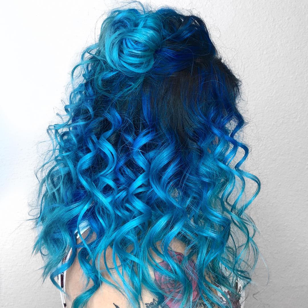 framesies's tweet photo. ¿Quieres dar un toque de color a tu melena? ¿Te gustan los colores fantasía?Prueba Framcolor Bold y obtén una infinidad de propuestas mezclando distintos tonos, como este trabajo de Jazmine Rivera para el que ha utilizado los tonos Azul Cobalto y Azul Eléctrico.
#framesies https://t.co/NcddZArZhU