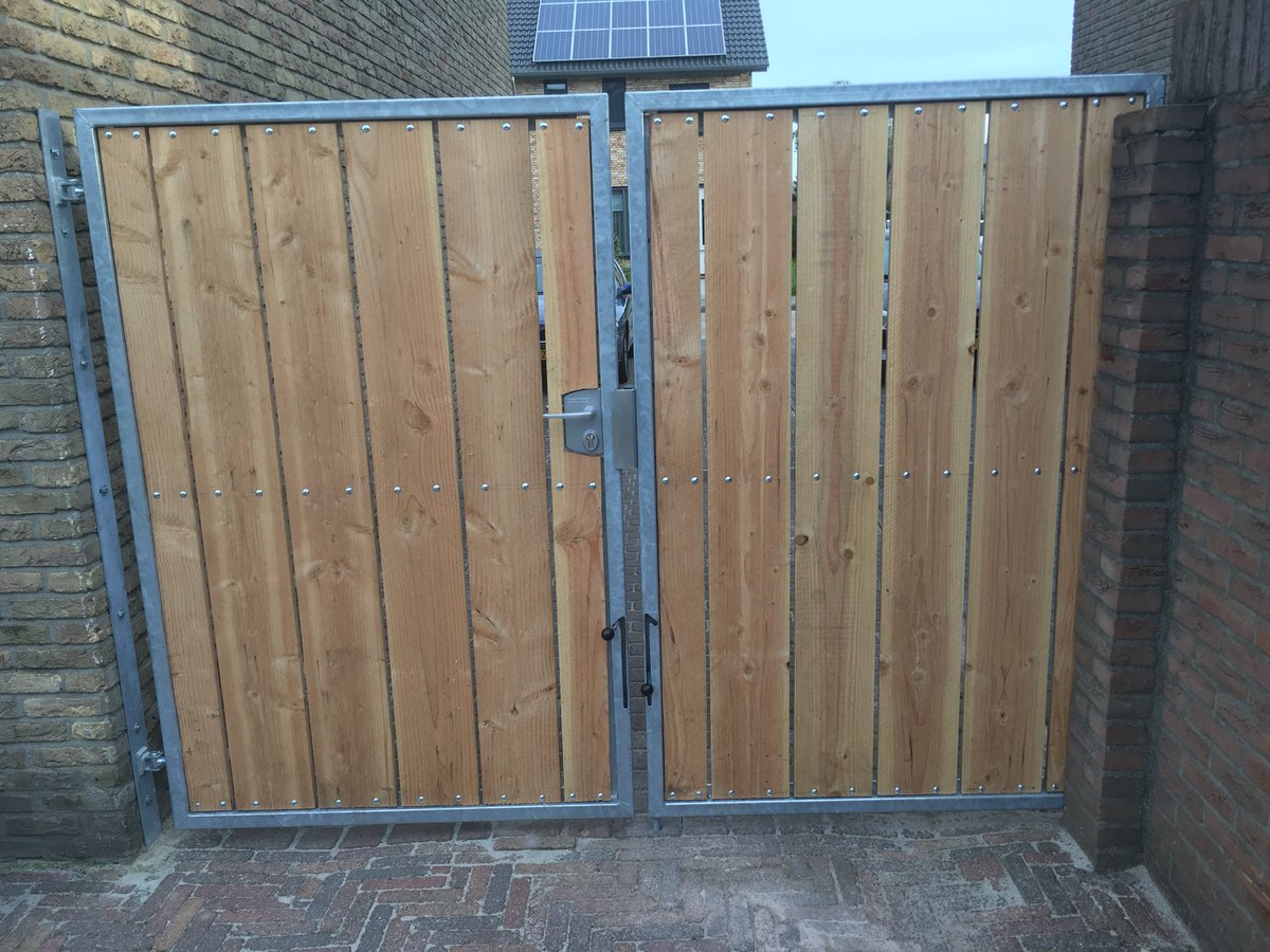 HekwerkSolution's tweet photo. Na de bouwvak goed gestart. 1ste opdrachten komen binnen en deze mooie dubbele draaipoort geplaatst. Een verzinkt frame gevuld met douglas hout! #meedenken #ontzorgen #samenwerken https://t.co/4l6P35BWYM