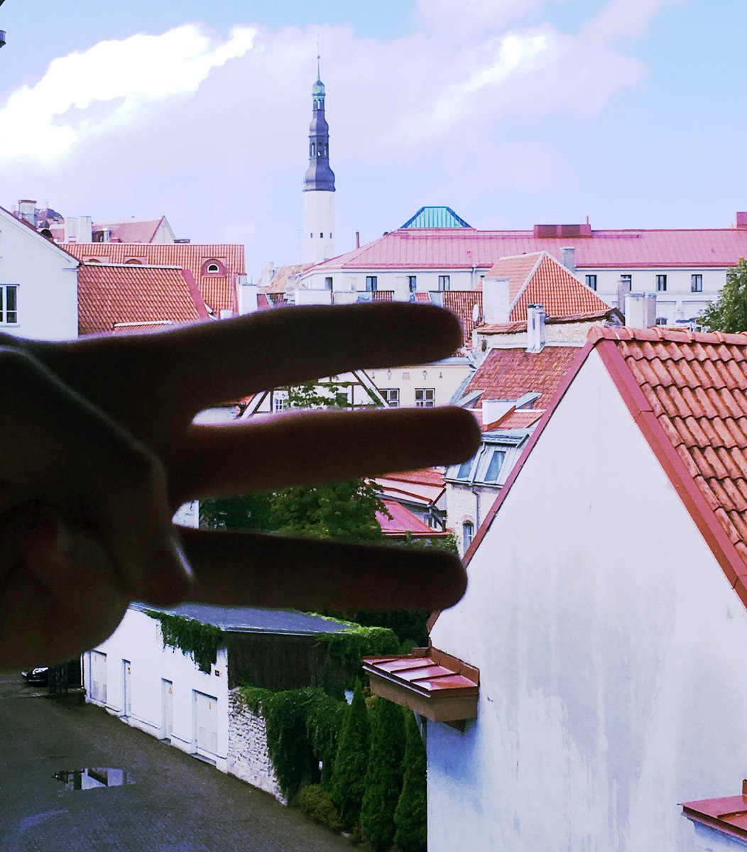 edit_magazin's tweet photo. #Editgoes #Estonia 🏰Unsere Redakteurin Birka badet nicht in Sonnenschein, sondern in der Kultur der estnischen Hauptstadt Tallinn. Das ist auch schon der letzte #EditSommer-Gruß, aber kein Grund dem #EditMagazin den Rücken zu kehren: Wie geht es nächstes Semester wohl weiter? 🤫 https://t.co/JpFEYTmGYi