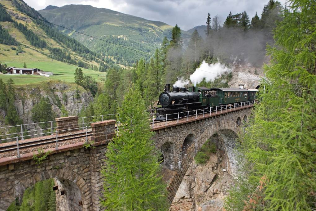 STMediaCH's tweet photo. Es zischt und dampft in der Surselva! Mit der Kraft von Feuer und Wasser  zieht die RhB-Dampflok den bezaubernden alten Nostalgie-Zug am 15. September 2018  durch die Surselva. Strecke: Landquart-Disentis-Landquart!
@rhaetischebahn @Graubunden @SurselvaTourism https://t.co/bLUqYODcXH