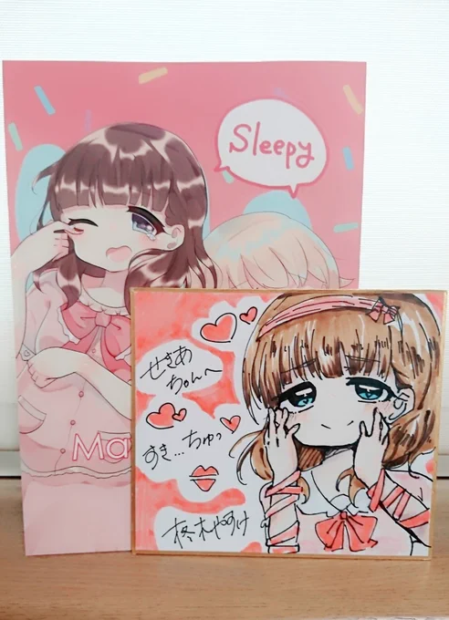 やすけちゃん( @Hi_skyo )から夏コミの同人誌と色紙をいただきました....!✨
どのまゆちゃんとののちゃんもめちゃくちゃ可愛くてやばい
やすけちゃんの絵柄アイマスの子にめっちゃ合ってて大好きだ😭
色紙大切に飾る...😢🙏 