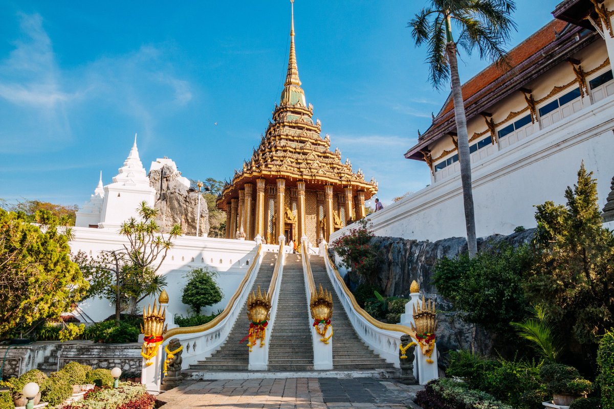 thaitourbest's tweet photo. The country is full of wonders, mysteries and extraordinary places.
The warm nature of Thais, their friendliness and their sympathy will add to your travel some unique moments.
#buddhatemple #monks #asia_vacations #thailand_ig #thailande #thailand_allshots #amazingthailand https://t.co/4wchjK2ao3