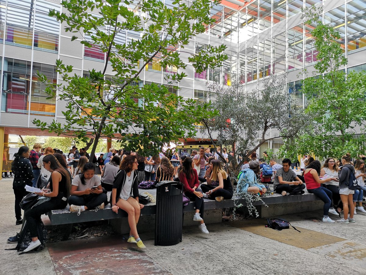 univpaulvalery's tweet image. Lancement de Prépafac pour les quelques 200 étudiants accueillis dans le hall du @ThtrelaVignette #Rentree2018 🥐☕ On commence par un jeu de piste &amp;amp; sport pour découvrir le campus 🤗 #PaulVa