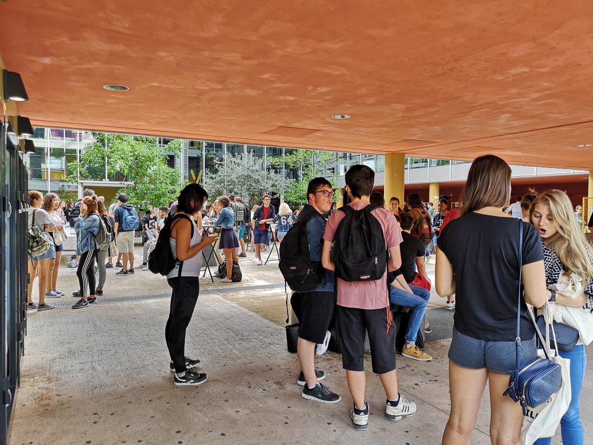 univpaulvalery's tweet image. Lancement de Prépafac pour les quelques 200 étudiants accueillis dans le hall du @ThtrelaVignette #Rentree2018 🥐☕ On commence par un jeu de piste &amp;amp; sport pour découvrir le campus 🤗 #PaulVa
