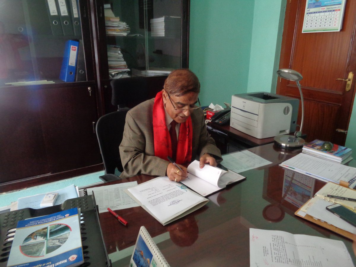 NECGOV's tweet photo. नेपाल सरकार भौतिक पूर्बाधार तथा यातायात मन्त्रालय (मन्त्रिस्तर) को मिती २०७५।५।२० को निर्णयानुसर परिषदको ऐन, २०५५ को दफा ५(१) बमोजिम ई श्री डिल्ल्ली रमण निरौला परिषदको अध्यक्ष पदमा मनोनयन भई मिती २०७५।५।२५ गते पद बहाली गर्नु भएकोमा उहालाई बधाई तथा शुभकामना सहित स्वागत गरिन्छ । https://t.co/3ryYUAZxMl