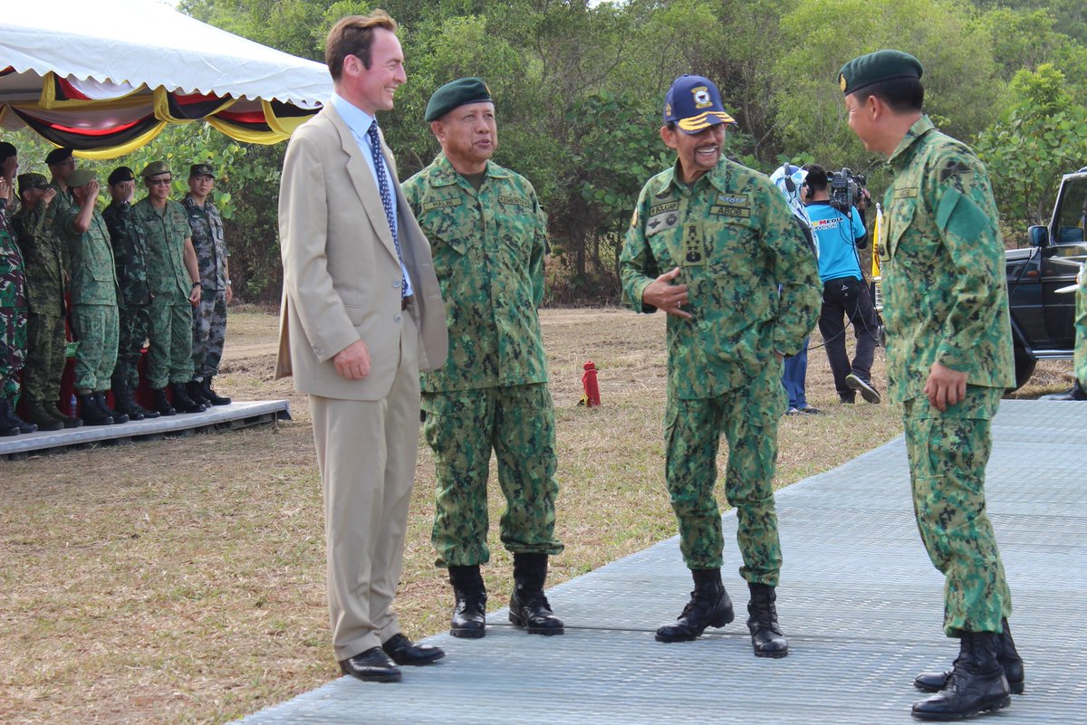 UKinBrunei's tweet photo. His Majesty the Sultan &amp; TRHs the Crown Prince &amp; Prince Mateen witnessed the Setia Kawan III this morning. Setia Kawan III is a joint amphibious landing exercise involving the Royal Brunei Armed Forces, the UK Royal Marines &amp; the Royal Navy’s Flagship, @hms_albion 🇬🇧🇧🇳 https://t.co/reSbGDQ0Jg