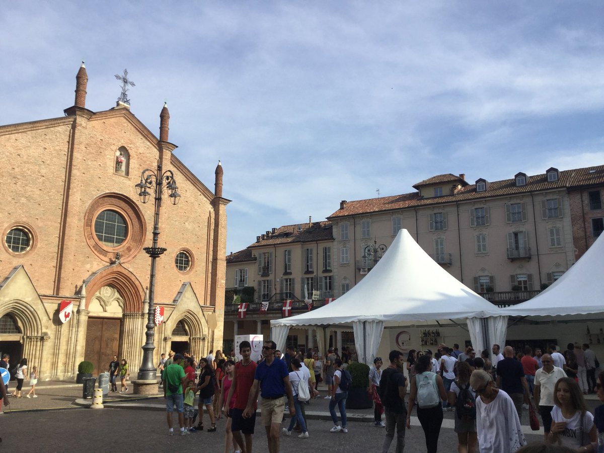 JeremyWimble's tweet photo. Fabulous afternoon, tasting mainly Barbera d’Asti, at the Douja d’Or national wine show in Asti @doujador #asti #Piemonte #ItalianWine https://t.co/iI4iku74gk