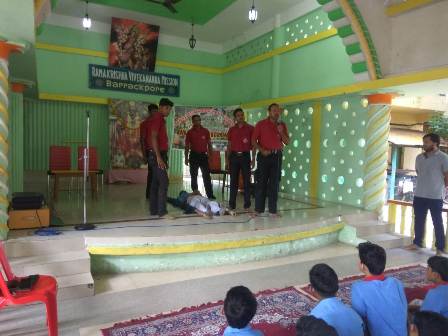 WBPolice's tweet photo. An awareness Program organised by #DisasterManagementGroup of SAP 8th Bn. Barrackpore between School students & give some basic tips for the safety from Natural calamities. https://t.co/Ou1RZ7LpDw
