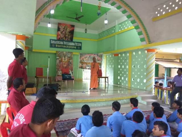 WBPolice's tweet photo. An awareness Program organised by #DisasterManagementGroup of SAP 8th Bn. Barrackpore between School students & give some basic tips for the safety from Natural calamities. https://t.co/Ou1RZ7LpDw
