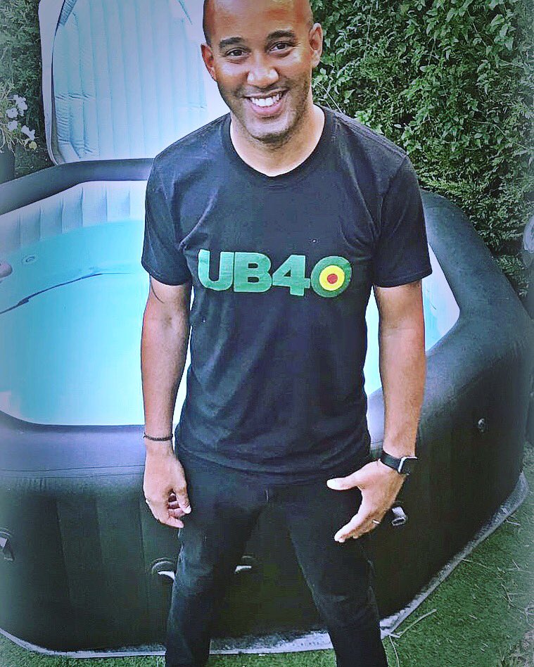 mark_aofficial's tweet photo. T-Shirt courtesy of @briantraversarts @btub40 @ub40 #reggae #roundel #ub40 #tshirt #art #artist #music https://t.co/TPXkFsb5nG